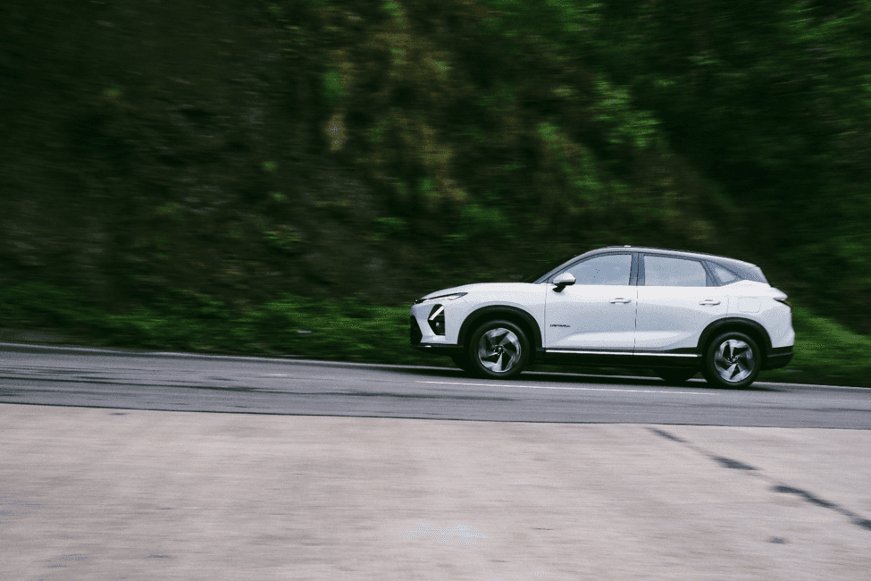 Chevrolet Captiva EV viewed while maneuvering in the city